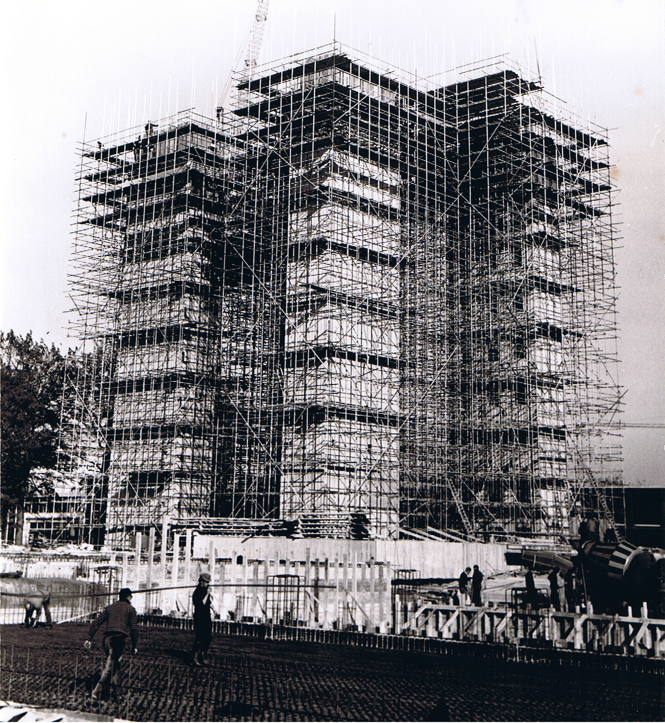 In 1964 realiseerde Unica een aantal grote, in die tijd bijzonder grote projecten: zo realiseerde Unica de HTS Zwolle, de Scania-fabriek en de Technische Hogeschool Twente. 