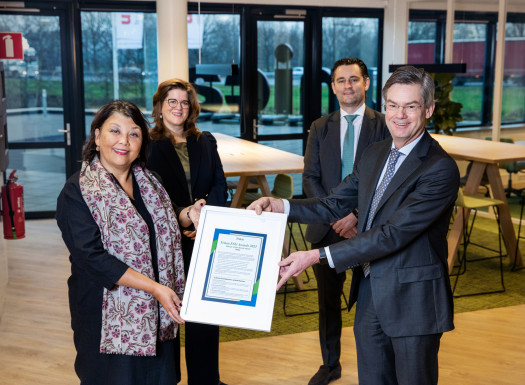 Sanneke Sarels van Rijn en Caroline Bruins (Unica) hebben de award in ontvangst genomen van Luc Hendriks en Stephan Förschle (Triton).