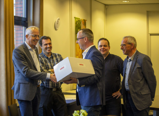 Maurits Idema overhandigt een attentie aan Kees Codée van Driestar educatief