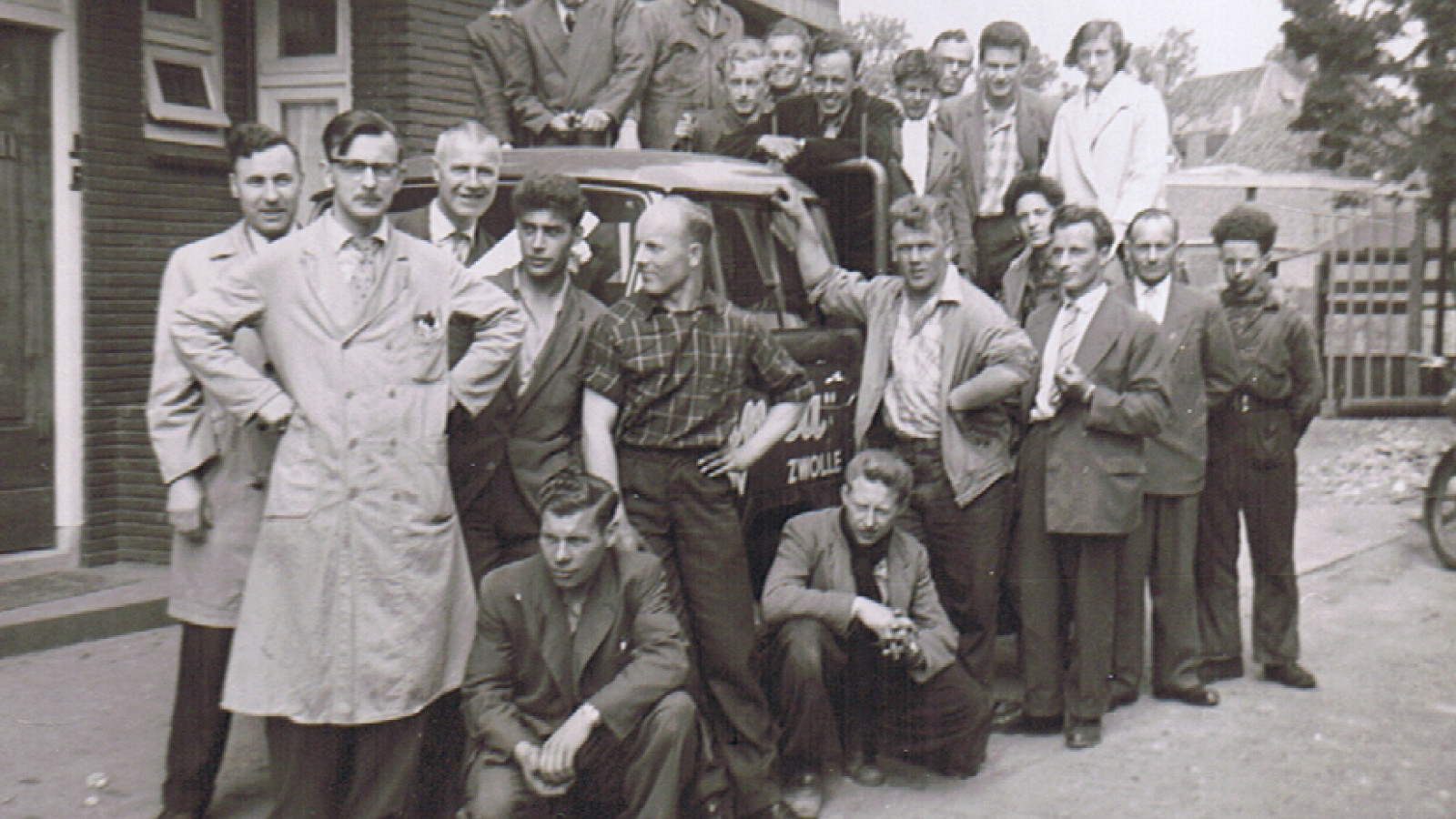 1956 - De eerste Tempo vrachtwagen van Unica aan de Brink in Zwolle