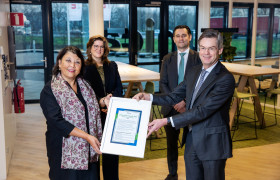 Sanneke Sarels van Rijn en Caroline Bruins (Unica) hebben de award in ontvangst genomen van Luc Hendriks en Stephan Förschle (Triton).