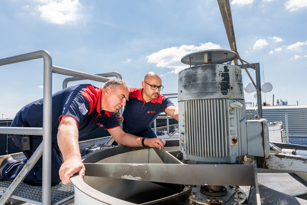 Unica Building Services medewerkers voeren onderhoudswerkzaamheden uit aan technische installatie