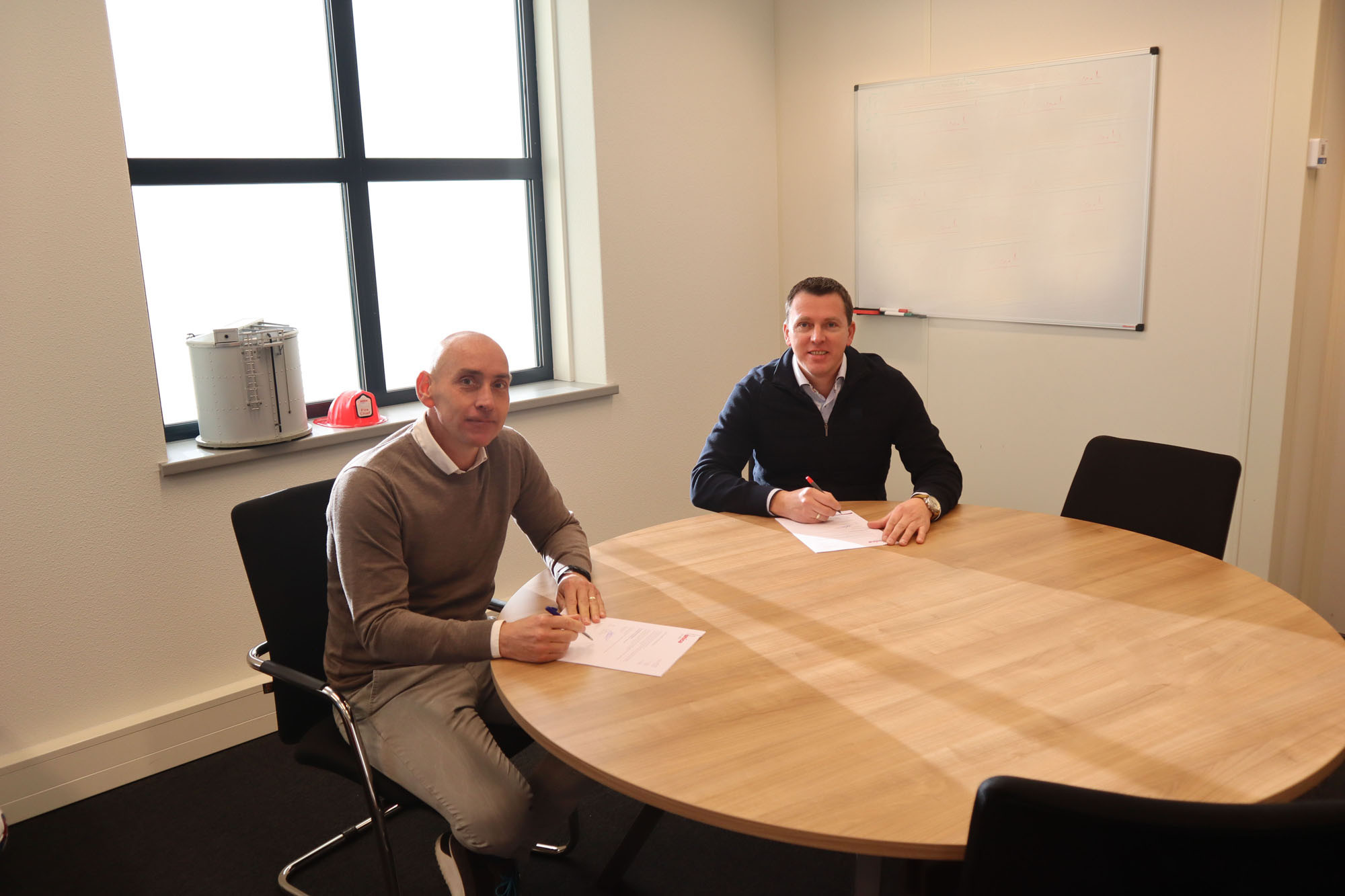 Foto tijdens licentie-ondertekening met v.l.n.r.: Tom Verschoor (directeur Unica Fire Safety) en Klaas van Twillert (directeur All Sprinkler Service)