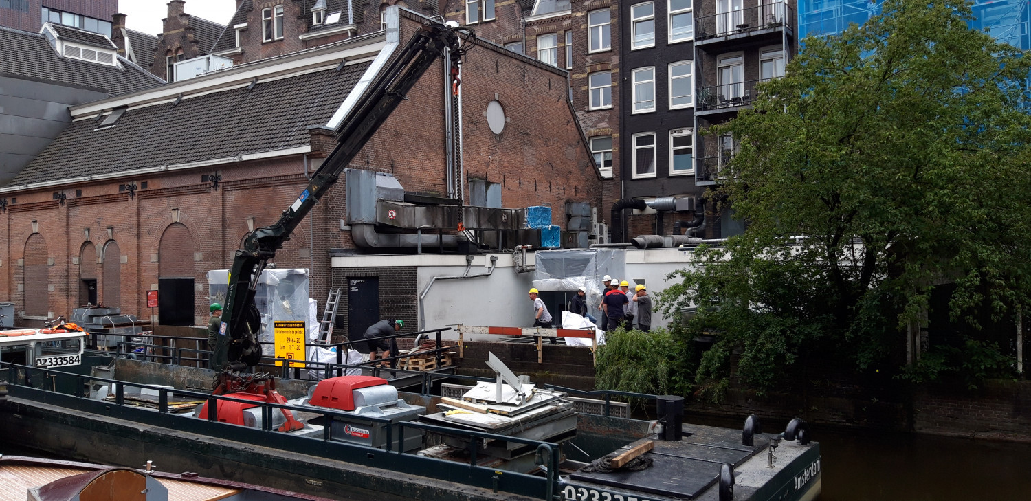 De Melkweg LBK Oude zaal van boot op plaats gezet