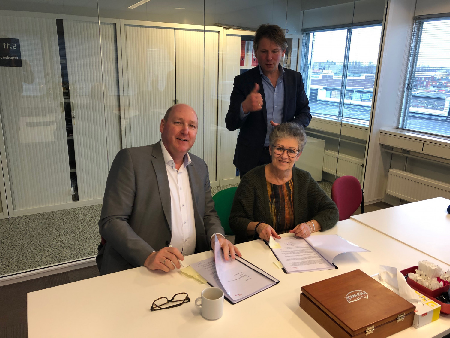 Contractondertekening met v.l.n.r. André van der Veen (Directeur Unica Rotterdam), Carla Bijl (Adviseur V&F Pameijer) en Arend Vreugdenhil (Bestuurder Pameijer)